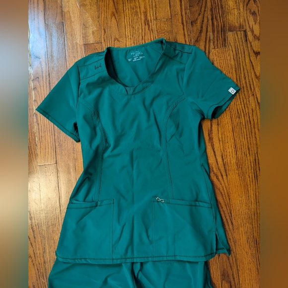 Cherokee Women's scrub top - Picture 3 of 5